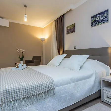 度假居 Providenca 扎达尔